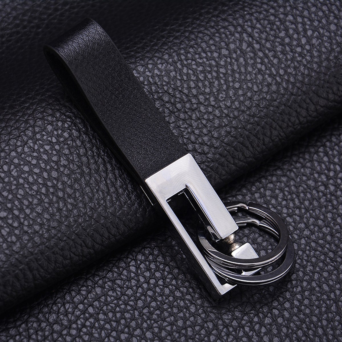 double-ring-leather-keychain-flat-lay 创意双环皮质腕带钥匙扣 图片2
